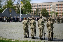 Một nữ quân nhân trong vị trí lính danh dự tại một đám tang ở Lviv, Ukraine (Ảnh: Getty)