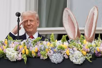 Tổng thống Mỹ Donald Trump chào khi tham dự sự kiện Lăn trứng Phục sinh thường niên tại Nhà Trắng, ngày 21/4. Ảnh: Reuters.