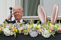 Tổng thống Mỹ Donald Trump chào khi tham dự sự kiện Lăn trứng Phục sinh thường niên tại Nhà Trắng, ngày 21/4. Ảnh: Reuters.