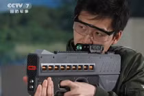 Trung Quốc đã công bố một khẩu súng điện từ mới mạnh mẽ được cho là chạy bằng pin lithium. Ảnh: CCTV.