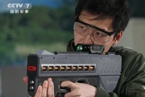 Trung Quốc đã công bố một khẩu súng điện từ mới mạnh mẽ được cho là chạy bằng pin lithium. Ảnh: CCTV.