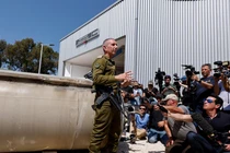 Người phát ngôn quân đội Israel Chuẩn đô đốc Daniel Hagari phát biểu với giới truyền thông ở miền Nam Israel. Ảnh: Reuters.