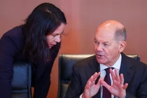 Thủ tướng Đức Olaf Scholz có pha xử lý ngại ngùng với Ngoại trưởng Annalena Baerbock. Ảnh: Getty.