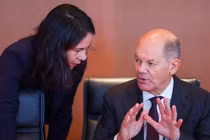 Thủ tướng Đức Olaf Scholz có pha xử lý ngại ngùng với Ngoại trưởng Annalena Baerbock. Ảnh: Getty.