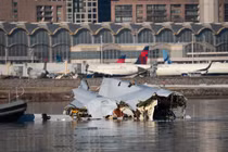 Các nỗ lực tìm kiếm và cứu hộ được thực hiện trên sông Potomac. Ảnh: Getty.