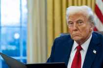 Tổng thống Mỹ Donald Trump đã ra lệnh áp thuế đối với hàng hóa của 3 đối tác thương mại lớn là Canada, Mexico và Trung Quốc. Ảnh: Guardian.