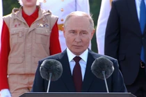 Tổng thống Vladimir Putin tham dự lễ duyệt binh Ngày Hải quân ở St. Petersburg (Ảnh: RT)
