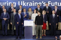 Các nhà lãnh đạo phương Tây và Tổng thống Ukraine Volodymyr Zelensky bên lề hội nghị thượng đỉnh NATO 2024 tại Washington, DC (Ảnh: Getty)