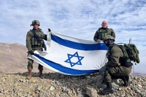 Binh sĩ Israel đứng trên núi Hermon ở Syria sau khi Thủ tướng Benjamin Netanyahu ra lệnh cho quân đội chiếm lại khu phi quân sự này. Ảnh: CNN.