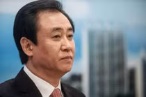 Tỉ phú Hứa Gia Ấn, chủ tịch công ty phát triển bất động sản Evergrande (Ảnh: Bloomberga)