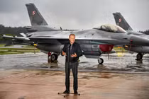 Thủ tướng Ba Lan Donald Tusk đứng trước các máy bay chiến đấu F-16 của Không quân Ba Lan khi ông tổ chức họp báo về mối đe dọa từ UAV Nga tại Căn cứ Không quân Chiến thuật số 32 ở Lask, cách Lodz, Ba Lan khoảng 30 km về phía tây nam, ngày 11/9. Ảnh: Reuters.