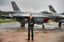 Thủ tướng Ba Lan Donald Tusk đứng trước các máy bay chiến đấu F-16 của Không quân Ba Lan khi ông tổ chức họp báo về mối đe dọa từ UAV Nga tại Căn cứ Không quân Chiến thuật số 32 ở Lask, cách Lodz, Ba Lan khoảng 30 km về phía tây nam, ngày 11/9. Ảnh: Reuters.