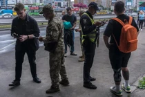 Các nhà tuyển quân Ukraine tại Kiev kiểm tra xem công dân đã cập nhật thông tin liên lạc với cơ quan tuyển quân Ukraine hay chưa. Ảnh: NYTimes.