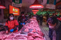 Thịt lợn được bán tại chợ đầu mối ở Bắc Kinh, Trung Quốc (Ảnh: Bloomberg)