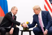 Tổng thống Nga Vladimir Putin gặp Tổng thống Mỹ Donald Trump bên lề Hội nghị thượng đỉnh G20 tại Osaka, Nhật Bản vào ngày 28/6/2019. Ảnh: RT.