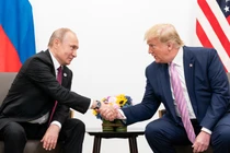 Tổng thống Nga Vladimir Putin gặp Tổng thống Mỹ Donald Trump bên lề Hội nghị thượng đỉnh G20 tại Osaka, Nhật Bản vào ngày 28/6/2019. Ảnh: RT.
