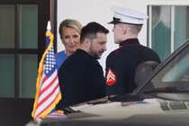 Tổng thống Ukraine Volodymyr Zelensky rời khỏi Nhà Trắng sau cuộc gặp căng thẳng. Ảnh: Independent.