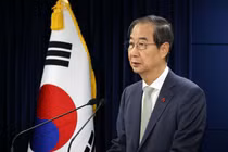 Quyền Tổng thống và Thủ tướng Hàn Quốc Han Duck-soo. Ảnh: Reuters.