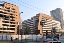 Phần còn lại của tòa nhà Bộ Quốc phòng ở Belgrade từng bị NATO ném bom năm 1999, ảnh chụp vào ngày 23/3/2015 (Ảnh: Getty)