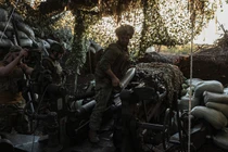 Quân Ukraine vận hành pháo M777 ở Donbass ngày 15/8/2024 (Ảnh: Getty)