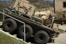 Quân đội các nước đang chạy đua phát triển các phương tiện chiến đấu tự hành (Ảnh: Getty)