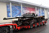 Một xe tăng chiến đấu M1 Abrams do Mỹ sản xuất bị bắt giữ đang được chuyển đến Bảo tàng và Trung tâm triển lãm của Nga ở Saint Petersburg vào ngày 2/11/2024. Ảnh: AFP.