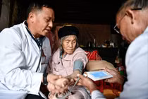 Trung Quốc được khuyến khích đẩy nhanh việc tích hợp bảo hiểm hưu trí tư nhân, tăng cường bảo hiểm y tế và hoàn thiện các chương trình chăm sóc người cao tuổi (Ảnh: Xinhua)