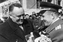 Ông Sergey Korolev (trái) chúc mừng Yuri Gagarin đã hoàn thành thành công chuyến bay vũ trụ đầu tiên mang tính lịch sử của mình, năm 1961. Ảnh: RIA Novosti.
