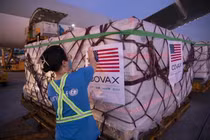 Lô vaccine do Mỹ hỗ trợ Việt Nam thông qua cơ chế Covax ở sân bay Nội Bài, Hà Nội ngày 10/7 (Ảnh minh họa: UNICEF Việt Nam).