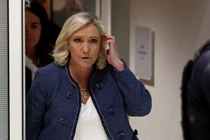 Cựu lãnh đạo đảng Quốc đại Pháp, Marine Le Pen, rời khỏi phòng xử án sau khi bị tuyên có tội trong phiên tòa xét xử vụ tham ô của bà vào ngày 31/3. Ảnh: Getty.