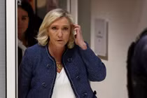 Cựu lãnh đạo đảng Quốc đại Pháp, Marine Le Pen, rời khỏi phòng xử án sau khi bị tuyên có tội trong phiên tòa xét xử vụ tham ô của bà vào ngày 31/3. Ảnh: Getty.