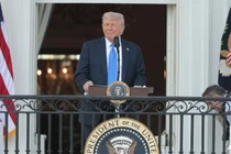 Tổng thống Mỹ Donald Trump phát biểu với khách mời từ Ban công Truman của Nhà Trắng trong một sự kiện tại Bãi cỏ phía Nam vào ngày 4/6. Ảnh: AFP.