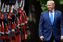 Tổng thống Donald Trump duyệt đội danh dự tại Cung điện Buckingham trong chuyến thăm chính thức cấp nhà nước cuối cùng của ông tới Vương quốc Anh vào năm 2019. Ảnh: Getty.