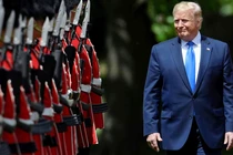 Tổng thống Donald Trump duyệt đội danh dự tại Cung điện Buckingham trong chuyến thăm chính thức cấp nhà nước cuối cùng của ông tới Vương quốc Anh vào năm 2019. Ảnh: Getty.