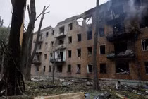 Một lính cứu hỏa đứng trong một tòa nhà bị thiêu rụi sau cuộc tấn công của Nga tại Kiev vào ngày 31/7. Ảnh: AFP.