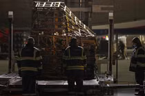 Mỹ cung cấp khí tài quân sự cho Ukraine. Ảnh: Getty.