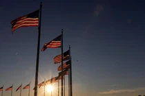 Quốc kỳ Mỹ tung bay tại Đài tưởng niệm Washington ở Washington, DC, vào tháng 2. Ảnh: Reuters.