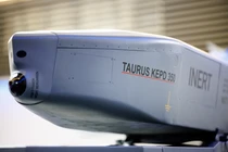 Tên lửa hành trình không đối đất Taurus của Đức-Thụy Điển được giới thiệu tại phòng trưng bày của công ty quốc phòng châu Âu MBDA. Ảnh: Getty.