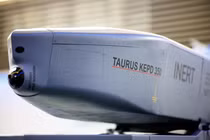 Tên lửa hành trình không đối đất Taurus của Đức-Thụy Điển được giới thiệu tại phòng trưng bày của công ty quốc phòng châu Âu MBDA. Ảnh: Getty.