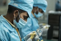 Công nhân kiểm tra các thành phần điện thoại thông minh tại nhà máy Realme ở Greater Noida, Ấn Độ (Ảnh: Getty)