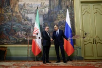 Bộ trưởng Ngoại giao Nga Sergei Lavrov và Bộ trưởng Ngoại giao Iran Abbas Araqchi bắt tay nhau trong cuộc họp báo sau cuộc hội đàm tại Moscow, Nga, ngày 18/4. Ảnh: Reuters.