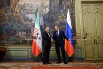 Bộ trưởng Ngoại giao Nga Sergei Lavrov và Bộ trưởng Ngoại giao Iran Abbas Araqchi bắt tay nhau trong cuộc họp báo sau cuộc hội đàm tại Moscow, Nga, ngày 18/4. Ảnh: Reuters.