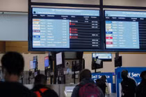 Nhiều nước trên thế giới thắt chặn biện pháp hạn chế di chuyển để ngăn chặn biến chủng mới (Ảnh: AFP)