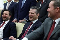 Bộ trưởng Quốc phòng Mỹ Pete Hegseth, Phó Tổng thống J.D. Vance và Cố vấn An ninh Quốc gia Mike Waltz trong cuộc gặp Tổng thư ký NATO Mark Rutte tại Nhà Trắng ngày 13/3. Ảnh: Reuters.