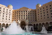 Toàn cảnh khách sạn Ritz-Carlton, nơi diễn ra các cuộc đàm phán giữa Nga và Mỹ nhằm chấm dứt xung đột giữa Nga và Ukraine, tại Riyadh, Arab Saudi ngày 24/3. Ảnh: Reuters.