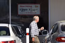 Trong 3 tháng kết thúc vào tháng 10, các nhà tuyển dụng Mỹ tạo thêm trung bình 204.000 việc làm mỗi tháng, giảm rõ rệt so với thời kỳ hậu đại dịch (Ảnh: Getty)