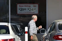 Trong 3 tháng kết thúc vào tháng 10, các nhà tuyển dụng Mỹ tạo thêm trung bình 204.000 việc làm mỗi tháng, giảm rõ rệt so với thời kỳ hậu đại dịch (Ảnh: Getty)
