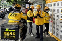 Tài xế giao hàng của Meituan có thể được nhìn thấy quanh các khu vực văn phòng của Quảng Châu vào các ngày trong tuần (Ảnh: Nikkei)