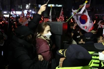 Những người ủng hộ Tổng thống Yoon Suk Yeol biểu tình bên ngoài Tòa án Quận phía Tây Seoul ở Seoul, Hàn Quốc, ngày 18/1. Ảnh: Getty.