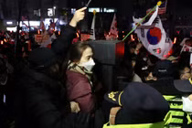 Những người ủng hộ Tổng thống Yoon Suk Yeol biểu tình bên ngoài Tòa án Quận phía Tây Seoul ở Seoul, Hàn Quốc, ngày 18/1. Ảnh: Getty.